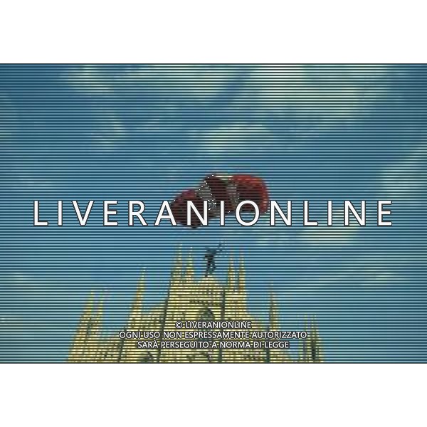01-02-03-04-05- OTTOBRE 1997 MILANO-FESTA DELLA NEVE ORGANIZZATA DALLA GAZZETTA DELLO SPORT NELLA FOTO PIAZZA DUOMO PARACADUTISTI PER LA MANIFESTAZIONE DELLA FESTA DELLA NEVE AG ALDO LIVERANI SAS