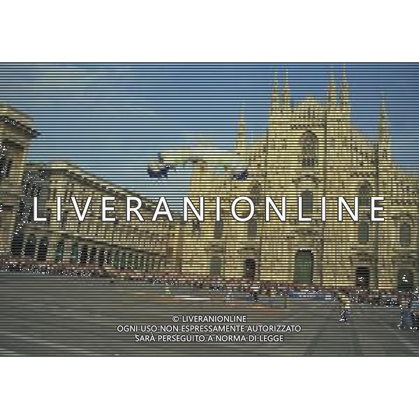 01-02-03-04-05- OTTOBRE 1997 MILANO-FESTA DELLA NEVE ORGANIZZATA DALLA GAZZETTA DELLO SPORT NELLA FOTO PIAZZA DUOMO PARACADUTISTI PER LA MANIFESTAZIONE DELLA FESTA DELLA NEVE AG ALDO LIVERANI SAS