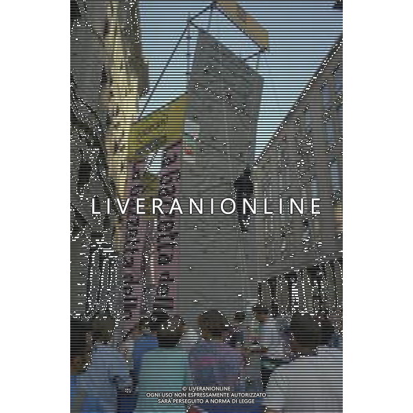01-02-03-04-05- OTTOBRE 1997 MILANO-FESTA DELLA NEVE ORGANIZZATA DALLA GAZZETTA DELLO SPORT NELLA FOTO Il bouldering è un\'attività di arrampicata su massi nata intorno agli anni settanta. I massi possono essere naturali o artificiali, come nel caso delle competizioni. Quando praticata su massi naturali è chiamata anche arrampicata su massi o sassismo AG ALDO LIVERANI SAS
