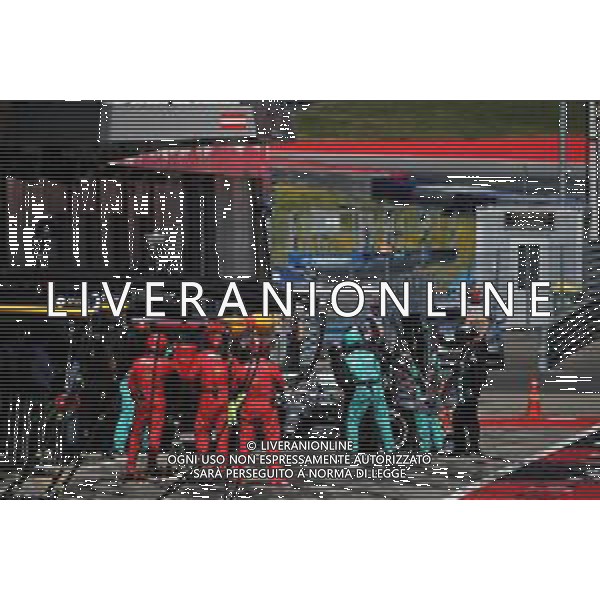 Lewis Hamilton (GBR) Mercedes AMG F1 W10 makes a pit stop and changes the front wing. 30.06.2019 Formula 1 World Championship, Rd 9, Austrian Grand Prix, Spielberg, Austria, Race Day. / AGENZIA ALDO LIVERANI SAS - ITALY ONLY EDITORIAL USE ONLY