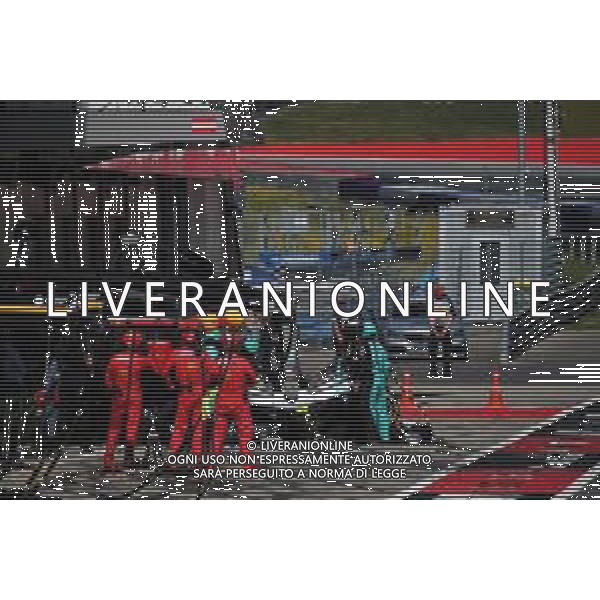 Lewis Hamilton (GBR) Mercedes AMG F1 W10 makes a pit stop and changes the front wing. 30.06.2019 Formula 1 World Championship, Rd 9, Austrian Grand Prix, Spielberg, Austria, Race Day. / AGENZIA ALDO LIVERANI SAS - ITALY ONLY EDITORIAL USE ONLY