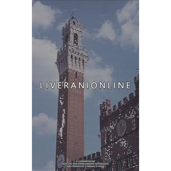 SIENA CITTA\'-Siena, città della Toscana, nel Centro Italia, si distingue per i suoi edifici medievali in mattoni. Piazza del Campo, la piazza centrale dalla caratteristica forma a ventaglio, è sede del Palazzo Pubblico (il municipio in stile gotico) e della Torre del Mangia, una slanciata torre del XIV secolo dalla cui bianca merlatura si gode di una vista stupenda. Le diciassette storiche contrade (i quartieri cittadini) si estendono tutt\'intorno proprio a partire dalla piazza. AG ALDO LIVERANI SAS