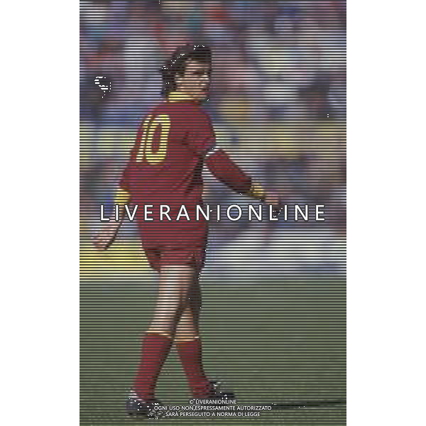 RETROSPETTIVA GIUSEPPE GIANNINI CALCIATORE NELLA FOTO GIUSEPPE GIANNINI CON LA MAGLIA DELLA ROMA CALCIO AG ALDO LIVERANI SAS