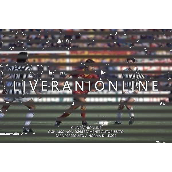 RETROSPETTIVA GIUSEPPE GIANNINI CALCIATORE NELLA FOTO GIUSEPPE GIANNINI CON LA MAGLIA DELLA ROMA CALCIO AG ALDO LIVERANI SAS