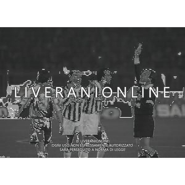 06-04-1993 TORINO- SEMIFINALE DI COPPA UEFA JUVENTUS PARIS SAINT GERMAIN 2-1 NELLA FOTO L\'ARBITRO ANTONIO MARTIN NAVARRETE AMMONISCE PAOLO DI CANIO AG ALDO LIVERANI SAS