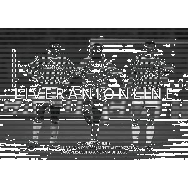 06-04-1993 TORINO- SEMIFINALE DI COPPA UEFA JUVENTUS PARIS SAINT GERMAIN 2-1 NELLA FOTO JULIO CESAR -GEROGE WEAH E JURGEN KOHLER AG ALDO LIVERANI SAS