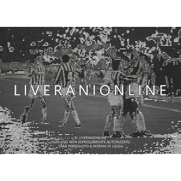 01-11-1989 TORINO SEDICESIMI DI FINALE DI RITORNO DI COPPA UEFA JUVENTUS PARIS SAINT GERMAIN 2-1 NELLA FOTO ABBRACCI GIOCATORI JUVENTUS DOPO IL GOAL AG ALDO LIVERANI SAS
