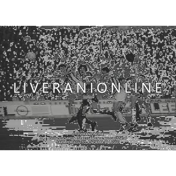 01-11-1989 TORINO SEDICESIMI DI FINALE DI RITORNO DI COPPA UEFA JUVENTUS PARIS SAINT GERMAIN 2-1 NELLA FOTO RUI BARROS E SALVATORE SCHILLACI AG ALDO LIVERANI SAS
