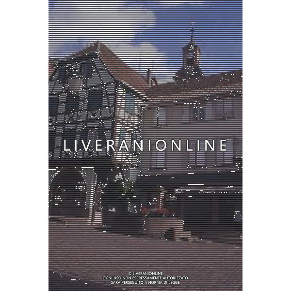 FRANCIA-Riquewihr è un comune francese di 1.273 abitanti situato nel dipartimento dell\'Alto Reno nella regione del Grand Est e noto villaggio antico per la produzione del vino AG ALDO LIVERANI SAS