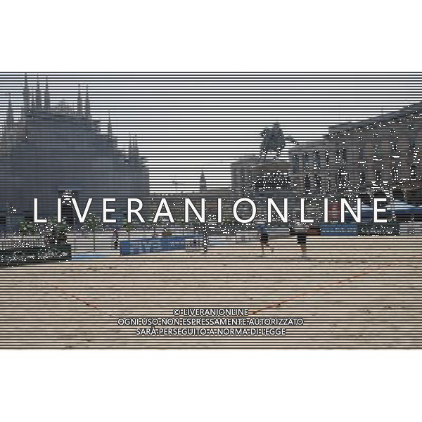 Milano 07/06/2005 Conferenza Stampa di presentazione dell\'Italia Open di Swatch FIVB World Tour di Beach Volley Femminile nella foto l\'allestimento del campo di gioco in piazza Duomo ph Giancarlo Landonio/Agenzia Aldo Liverani