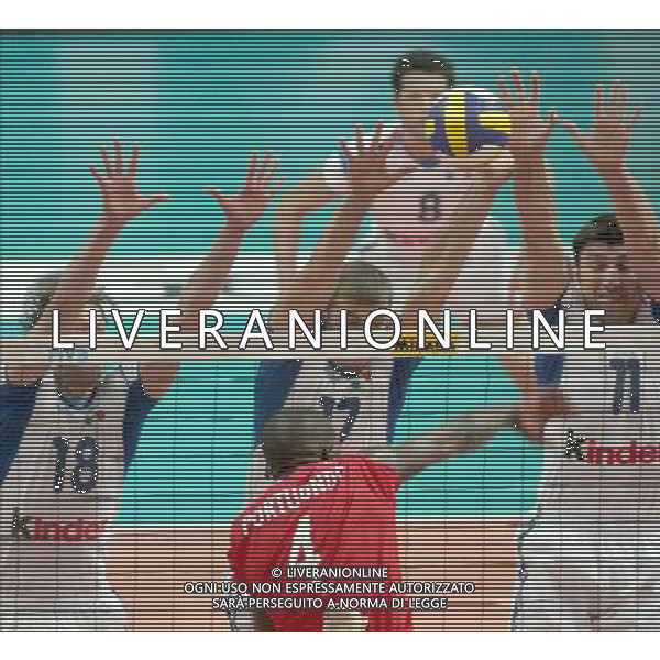 BUSTO ARSIZIO (MI) 03/06/2005 ITALIA - CUBA VOLLEY WORLD LEAGUE 2005 NELLA FOTO: CERNIC MATEJ - COZZI PAOLO - SIMEONOV VENTZISLAV PH. GIANCARLO LANDONIO/AG. ALDO LIVERANI