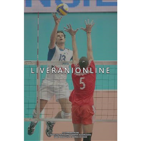 BUSTO ARSIZIO (MI) 03/06/2005 ITALIA - CUBA VOLLEY WORLD LEAGUE 2005 NELLA FOTO: ZLATANOV HRISTO - JUANTORENA PORTUONDO OSMANY PH. GIANCARLO LANDONIO/AG. ALDO LIVERANI