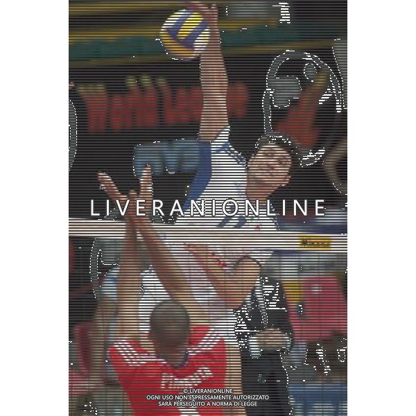 BUSTO ARSIZIO (MI) 03/06/2005 ITALIA - CUBA VOLLEY WORLD LEAGUE 2005 NELLA FOTO: SIEMONOV VENTZISLAV - PIMIENTA ALLEN PAVEL PH. GIANCARLO LANDONIO/AG. ALDO LIVERANI