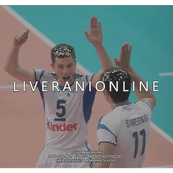 BUSTO ARSIZIO (MI) 03/06/2005 ITALIA - CUBA VOLLEY WORLD LEAGUE 2005 NELLA FOTO: VERMIGLIO VALERIO - SIMEONOV VENTZISLAV PH. GIANCARLO LANDONIO/AG. ALDO LIVERANI