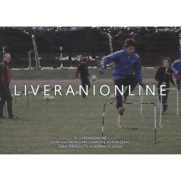 RETROSPETTIVA WALTER NOVELLINO CALCIATORE E ALLENATORE NELLA FOTO WALTER NOVELLINO CON LA MAGLIA DEL MILAN CALCIO IN ALLENAMENTO E NILS LIEDHOLM AG ALDO LIVERANI SAS