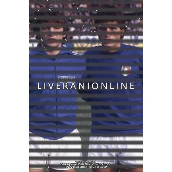 RETROSPETTIVA WALTER NOVELLINO CALCIATORE E ALLENATORE NELLA FOTO WALTER NOVELLINO CON LA MAGLIA DELLA NAZIONALE ITALIANA CON ERALDO PECCI AG ALDO LIVERANI SAS