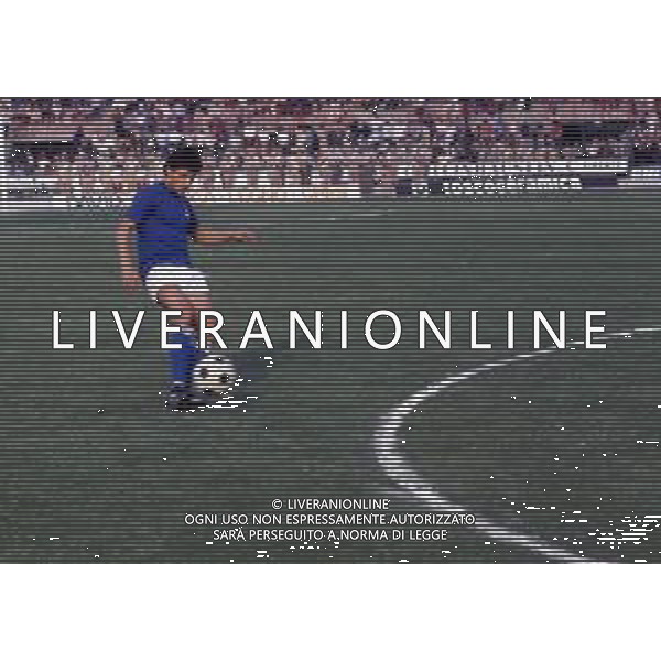 RETROSPETTIVA WALTER NOVELLINO CALCIATORE E ALLENATORE NELLA FOTO WALTER NOVELLINO CON LA MAGLIA DELLA NAZIONALE ITALIANA AG ALDO LIVERANI SAS