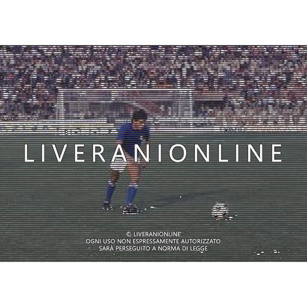 RETROSPETTIVA WALTER NOVELLINO CALCIATORE E ALLENATORE NELLA FOTO WALTER NOVELLINO CON LA MAGLIA DELLA NAZIONALE ITALIANA AG ALDO LIVERANI SAS