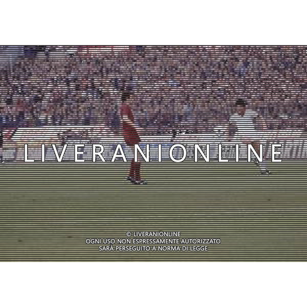 RETROSPETTIVA WALTER NOVELLINO CALCIATORE E ALLENATORE NELLA FOTO WALTER NOVELLINO CON LA MAGLIA DEL MILAN CALCIO AG ALDO LIVERANI SAS