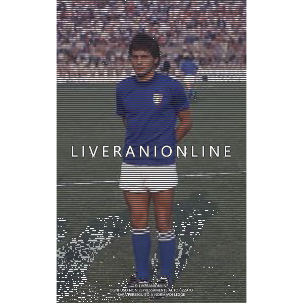 RETROSPETTIVA WALTER NOVELLINO CALCIATORE E ALLENATORE NELLA FOTO WALTER NOVELLINO CON LA MAGLIA DELLA NAZIONALE ITALIANA AG ALDO LIVERANI SAS