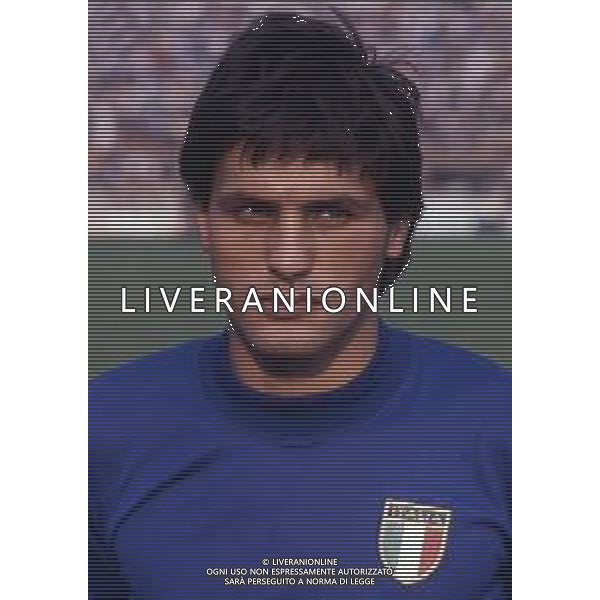 RETROSPETTIVA WALTER NOVELLINO CALCIATORE E ALLENATORE NELLA FOTO WALTER NOVELLINO CON LA MAGLIA DELLA NAZIONALE ITALIANA AG ALDO LIVERANI SAS