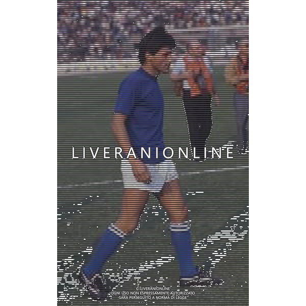 RETROSPETTIVA WALTER NOVELLINO CALCIATORE E ALLENATORE NELLA FOTO WALTER NOVELLINO CON LA MAGLIA DELLA NAZIONALE ITALIANA AG ALDO LIVERANI SAS