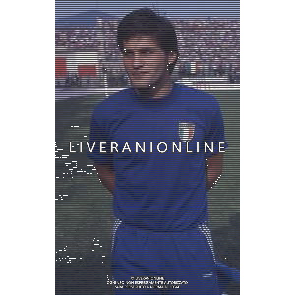 RETROSPETTIVA WALTER NOVELLINO CALCIATORE E ALLENATORE NELLA FOTO WALTER NOVELLINO CON LA MAGLIA DELLA NAZIONALE ITALIANA AG ALDO LIVERANI SAS