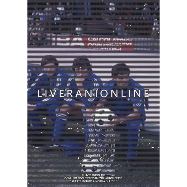 RETROSPETTIVA WALTER NOVELLINO CALCIATORE E ALLENATORE NELLA FOTO WALTER NOVELLINO CON LA MAGLIA DELLA NAZIONALE ITALIANA EERALDO PECCI E IVANO BORDON AG ALDO LIVERANI SAS