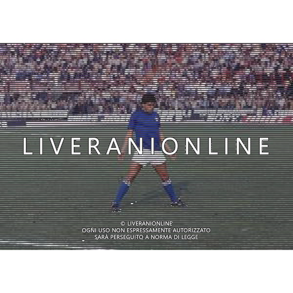 RETROSPETTIVA WALTER NOVELLINO CALCIATORE E ALLENATORE NELLA FOTO WALTER NOVELLINO CON LA MAGLIA DELLA NAZIONALE ITALIANA AG ALDO LIVERANI SAS