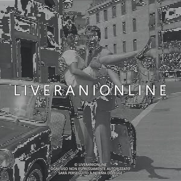 RETROSPETTIVA NICOLA PIETRANGELI TENNISTA NELLA FOTO NICOLA PIETRANGELI NELL\'ANNO 1950 A ROMA CON LA MOGLIE SUSANNA ARTERO AG ALDO LIVERANI SAS