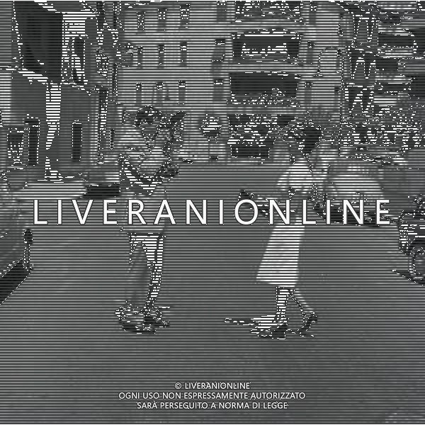 RETROSPETTIVA NICOLA PIETRANGELI TENNISTA NELLA FOTO NICOLA PIETRANGELI NELL\'ANNO 1950 A ROMA CON LA MOGLIE SUSANNA ARTERO AG ALDO LIVERANI SAS