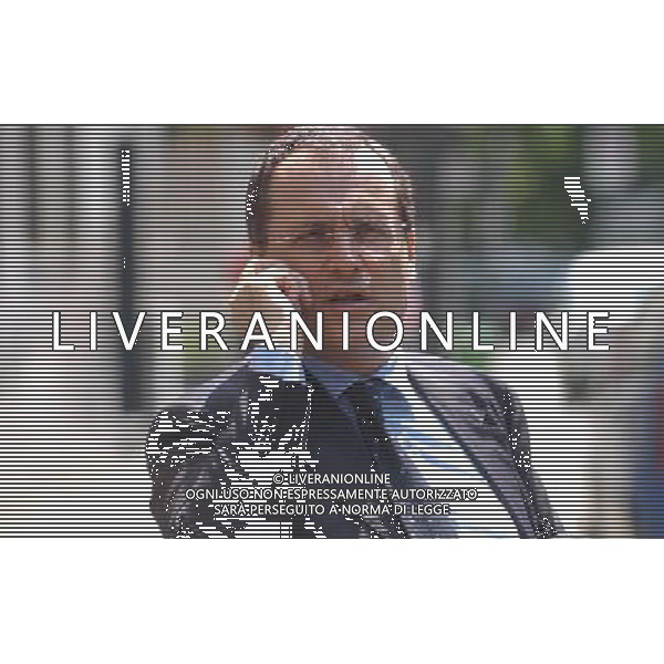 MILANO 8-6-05 VIA ROSELLINI 4 RIUNIONE LEGA CALCIO SU PROBLEMA MUTUALITA\' NELLA FOTO: LOTITO CLAUDIO AL TELEFONINO PH: CAPRA/LIVERANI 