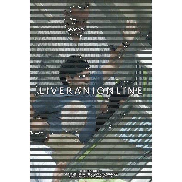 NAPOLI 09/06/2005 AEROPORTO DI CAPODICHINO ARRIVO DI DIEGO ARMANDO MARADONA A NAPOLI IN OCCASIONE DELL\'ADDIO AL CALCIO DI CIRO FERRARA NELLA FOTO: DIEGO ARMANDO MARADONA APPENA SCESO DALL\'AEREO FOTO MOSCA/AG. ALDO LIVERANI