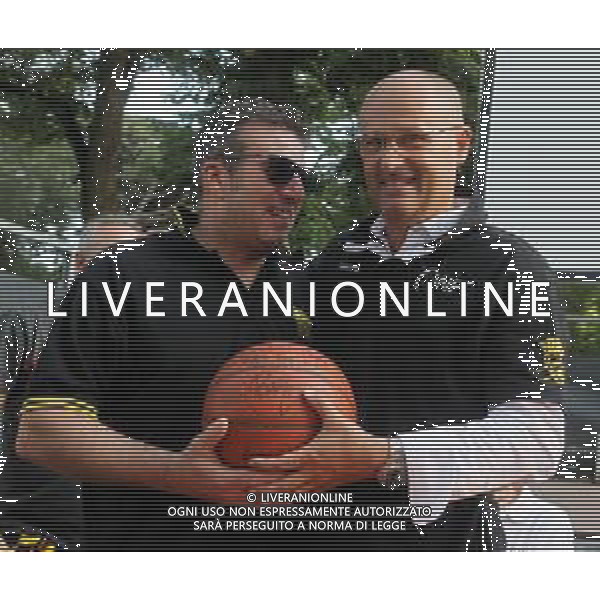 IMOLA 17 07 2019 VIRTUS IMOLA BASKET SERIEC1 PRESENTAZIONE NUOVO ALLENATORE MARCO REGAZZI STORICO GIOCATORE DELLA VIRTUS IMOLA ANNI 90 NELLA FOTO TIFOSO MICHELE DOPO 25 ANNI DONA IL PALLONE DELLA VITTORIA NEL DERBY IN B2 PER LA PROMOZIONE IN B1 CONTRO CASTEL SAN PIETRO A MARCO REGAZZI AUTORE CON QUESTO PALLONE DELL ULTIMO CANESTRO FOTO GIANNI SANNA-AG ALDO LIVERANI SAS