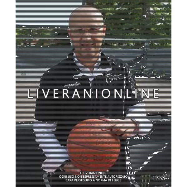 IMOLA 17 07 2019 VIRTUS IMOLA BASKET SERIEC1 PRESENTAZIONE NUOVO ALLENATORE MARCO REGAZZI STORICO GIOCATORE DELLA VIRTUS IMOLA ANNI 90 NELLA FOTO TIFOSO MICHELE DOPO 25 ANNI DONA IL PALLONE DELLA VITTORIA NEL DERBY IN B2 PER LA PROMOZIONE IN B1 CONTRO CASTEL SAN PIETRO A MARCO REGAZZI AUTORE CON QUESTO PALLONE DELL ULTIMO CANESTRO FOTO GIANNI SANNA-AG ALDO LIVERANI SAS
