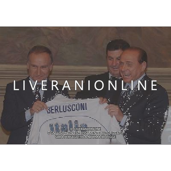 ROMA, 10-06-2005 SILVIO BERLUSCONI RICEVE A PALAZZO CHIGI GLI ORGANIZZATORI DEI GIOCHI OLIMPICI DI TORINO 2006. NELLA FOTO : GIANNI PETRUCCI - SILVIO BERLUSCONI FOTO ALDO LIVERANI