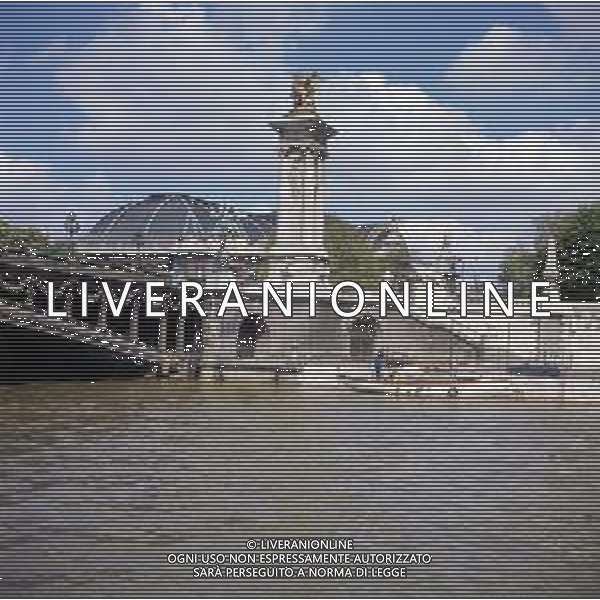 FRANCIA -PARIGI NELLA FOTO PANORAMICHE DI PARIGI LUNGO IL FIUME SENNA AG ALDO LIVERANI SAS