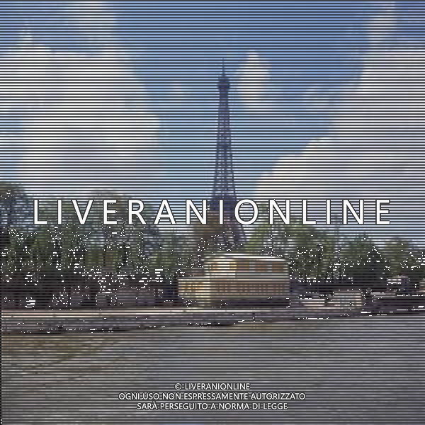 FRANCIA -PARIGI NELLA FOTO PANORAMICHE DI PARIGI LUNGO IL FIUME SENNA AG ALDO LIVERANI SAS