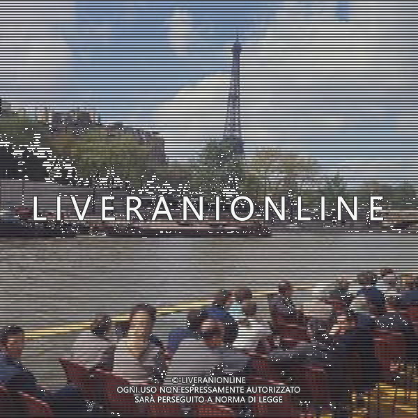 FRANCIA -PARIGI NELLA FOTO PANORAMICHE DI PARIGI LUNGO IL FIUME SENNA AG ALDO LIVERANI SAS