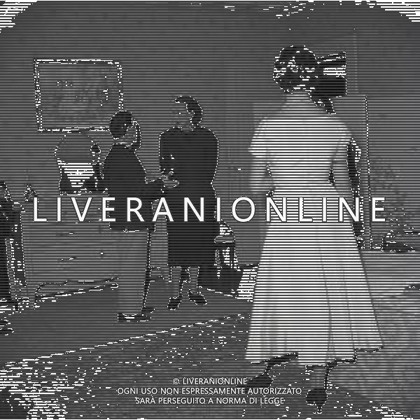 RETROSPETTIVA MARIA JOSE\' DI SAVOIA NELLA FOTO MARIA JOSE DI SAVOIA AI PREPARATIVI PER IL MATRIMONIO DELLA FIGLIA MARIA PIA DI SAVOIA E IL SARTO SCHUBERTH EMILIO A MERLINGE AG ALDO LIVERANI SAS
