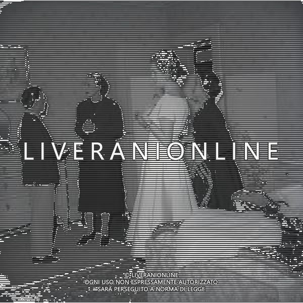 RETROSPETTIVA MARIA JOSE\' DI SAVOIA NELLA FOTO MARIA JOSE DI SAVOIA AI PREPARATIVI PER IL MATRIMONIO DELLA FIGLIA MARIA PIA DI SAVOIA E IL SARTO SCHUBERTH EMILIO A MERLINGE AG ALDO LIVERANI SAS