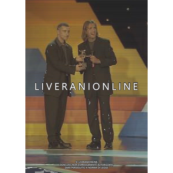 04-10-1999 MILANO PREMIAZIONE OSCAR DEL CALCIO NELLA FOTO EROS RAMAZZOTTI E GABRIEL BATISTUTA AG ALDO LIVERANI SAS