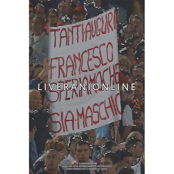 Roma - Inter finale di andata di coppa italia Tim Cup 12/06/2005 nella foto striscione dei tifosi per francesco totti ph gianni nucci/agenzia aldo liverani