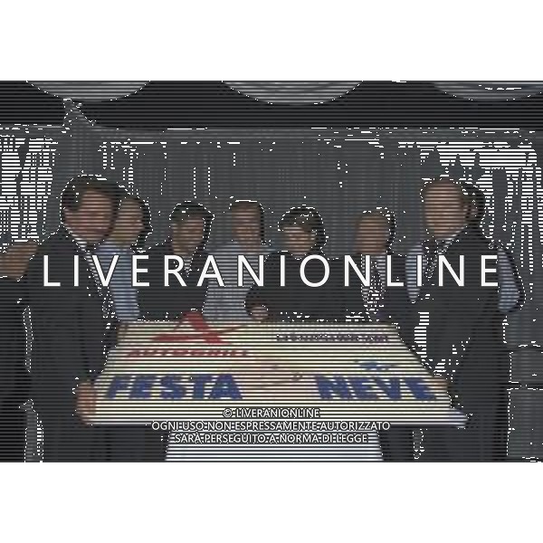 04-10-1996 MILANO FESTA DELLA NEVE ORGANIZZATA DALLA GAZZETTA DELLO SPORT NELLA FOTO DEBORAH COMPAGNONI TAGLIO DELLA TORTA AG ALDO LIVERANI SAS