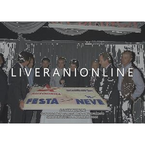 04-10-1996 MILANO FESTA DELLA NEVE ORGANIZZATA DALLA GAZZETTA DELLO SPORT NELLA FOTO DEBORAH COMPAGNONI TAGLIO DELLA TORTA AG ALDO LIVERANI SAS