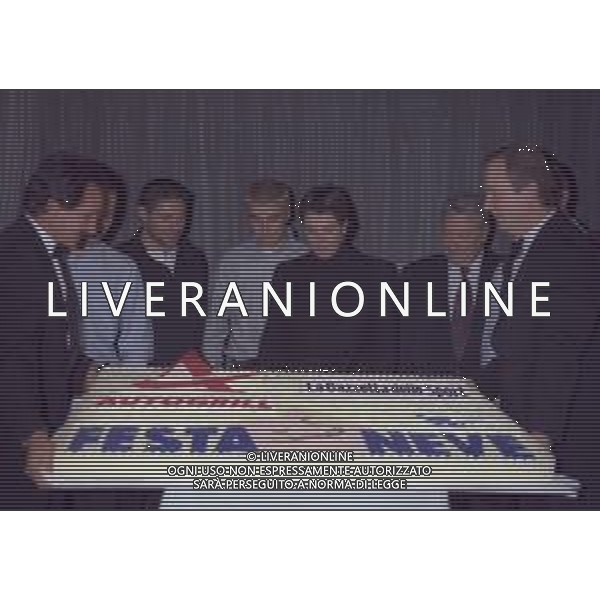 04-10-1996 MILANO FESTA DELLA NEVE ORGANIZZATA DALLA GAZZETTA DELLO SPORT NELLA FOTO DEBORAH COMPAGNONI TAGLIO DELLA TORTA AG ALDO LIVERANI SAS