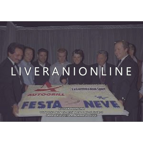 04-10-1996 MILANO FESTA DELLA NEVE ORGANIZZATA DALLA GAZZETTA DELLO SPORT NELLA FOTO DEBORAH COMPAGNONI TAGLIO DELLA TORTA AG ALDO LIVERANI SAS