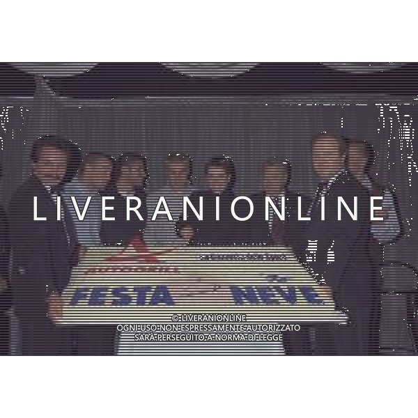 04-10-1996 MILANO FESTA DELLA NEVE ORGANIZZATA DALLA GAZZETTA DELLO SPORT NELLA FOTO DEBORAH COMPAGNONI TAGLIO DELLA TORTA AG ALDO LIVERANI SAS