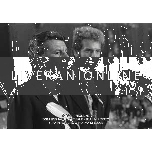 RETROSPETTIVA KLAUS DI BIASI NUOTATORE NELLA FOTO KLAUS DI BIASI A CAMPIONE D\'ITALIA NELL\'ANNO 1974 CON IL PRESENTATORE ALFREDO PIGNA AG ALDO LIVERANI SAS