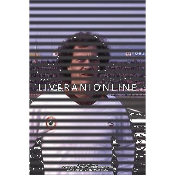 RETROSPETTIVA ROBERTO FALCAO GIOCATORE NELLA FOTO ROBERTO FALCAO CON LA MAGLIA DELLA ROMA CALCIO AG ALDO LIVERANI SAS